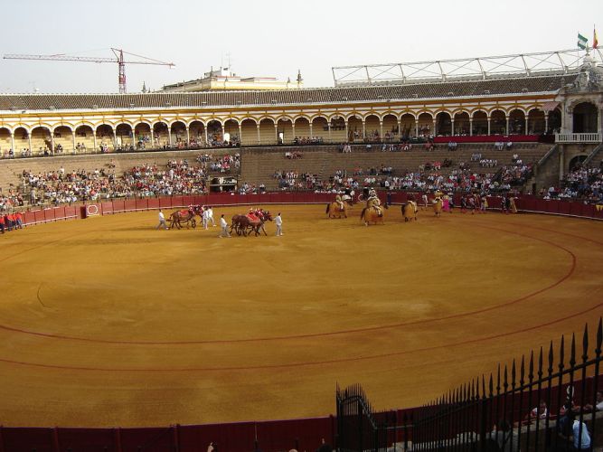 1024px-Sevilla_Plaza_de_Toros_interior.JPG
